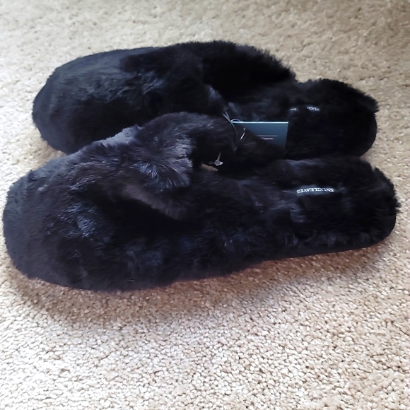 Snugleaves Black Fuzzy Slippers Size 9-10 NWT - Picture 6 of 14